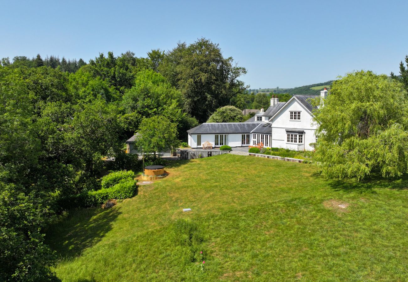 House in Lustleigh - Higher Mapstone – Luxury Dartmoor Retreat with Hot Tub, Speactular Views and Games Barn