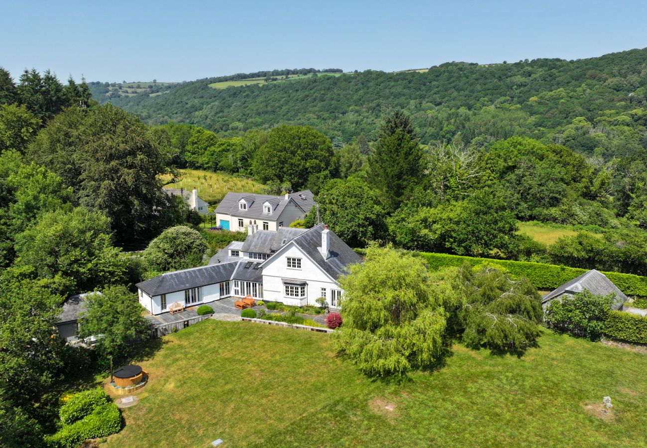 House in Lustleigh - Higher Mapstone – Luxury Dartmoor Retreat with Hot Tub, Speactular Views and Games Barn