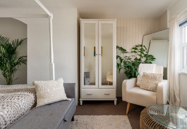 Apartment in Teignmouth - The Crab Shack - directly on beach, private balconies Apartment in Teignmouth - The Crab Shack - directly on beach, private balconies