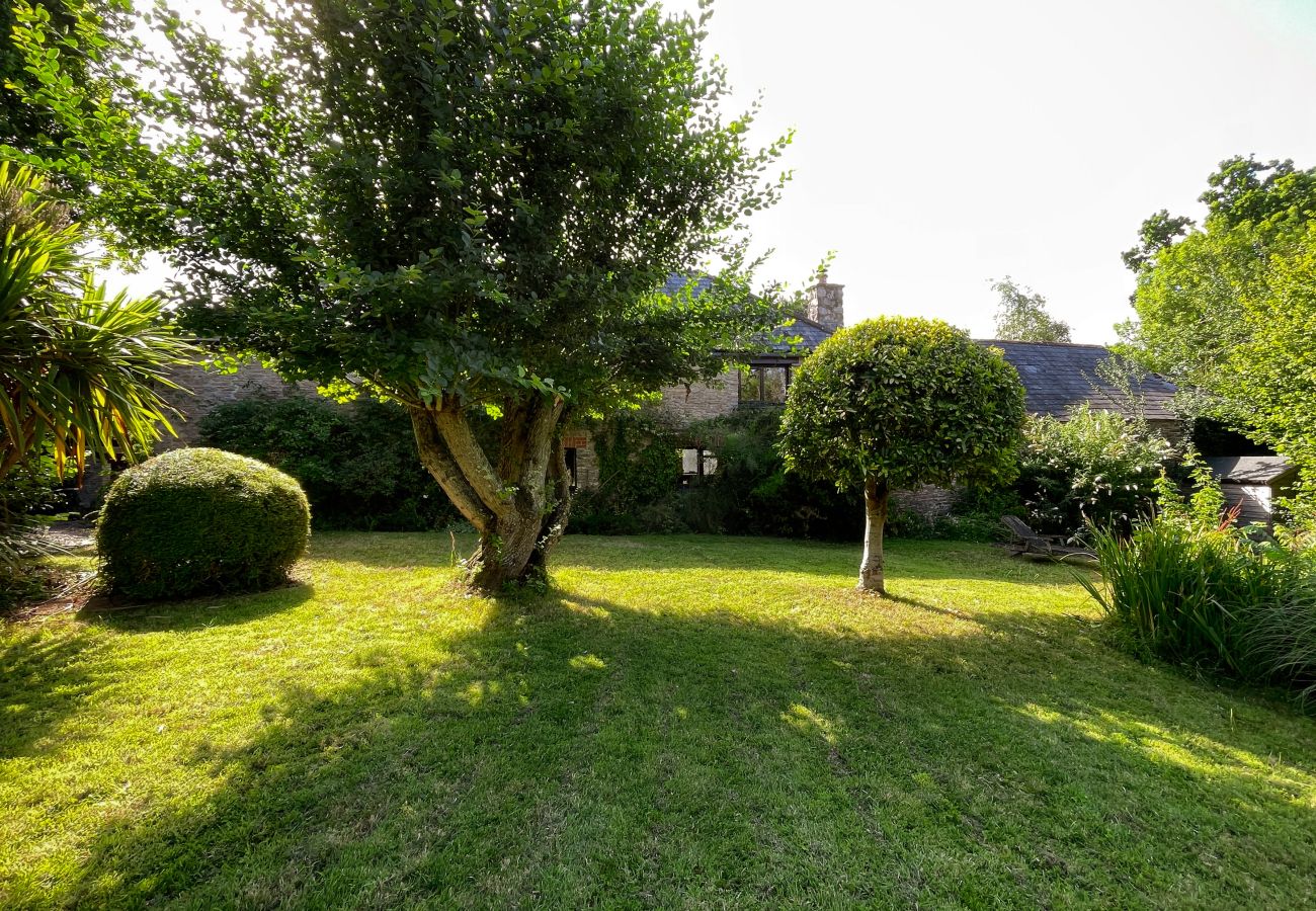 Cottage in Berry Pomeroy - The Old Coach House - cosy barn, garden and parking