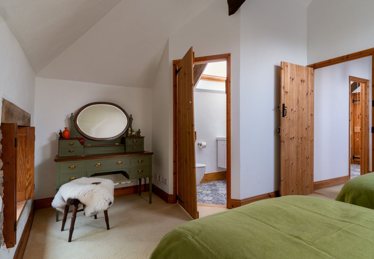 Cottage in Berry Pomeroy - The Old Coach House - cosy barn, garden and parking