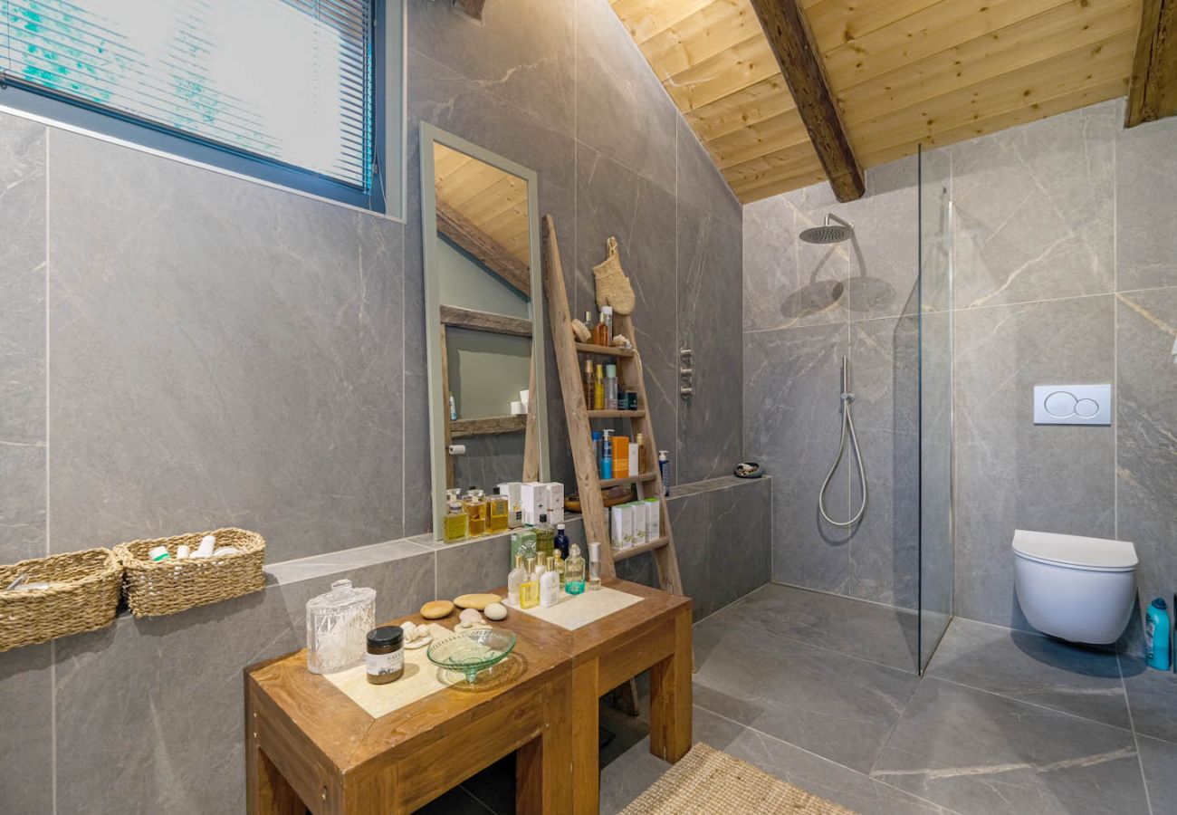 Chalet in Servoz - Le Mont, Calm Retreat 10 mins to Chamonix. Chamonix Holidays