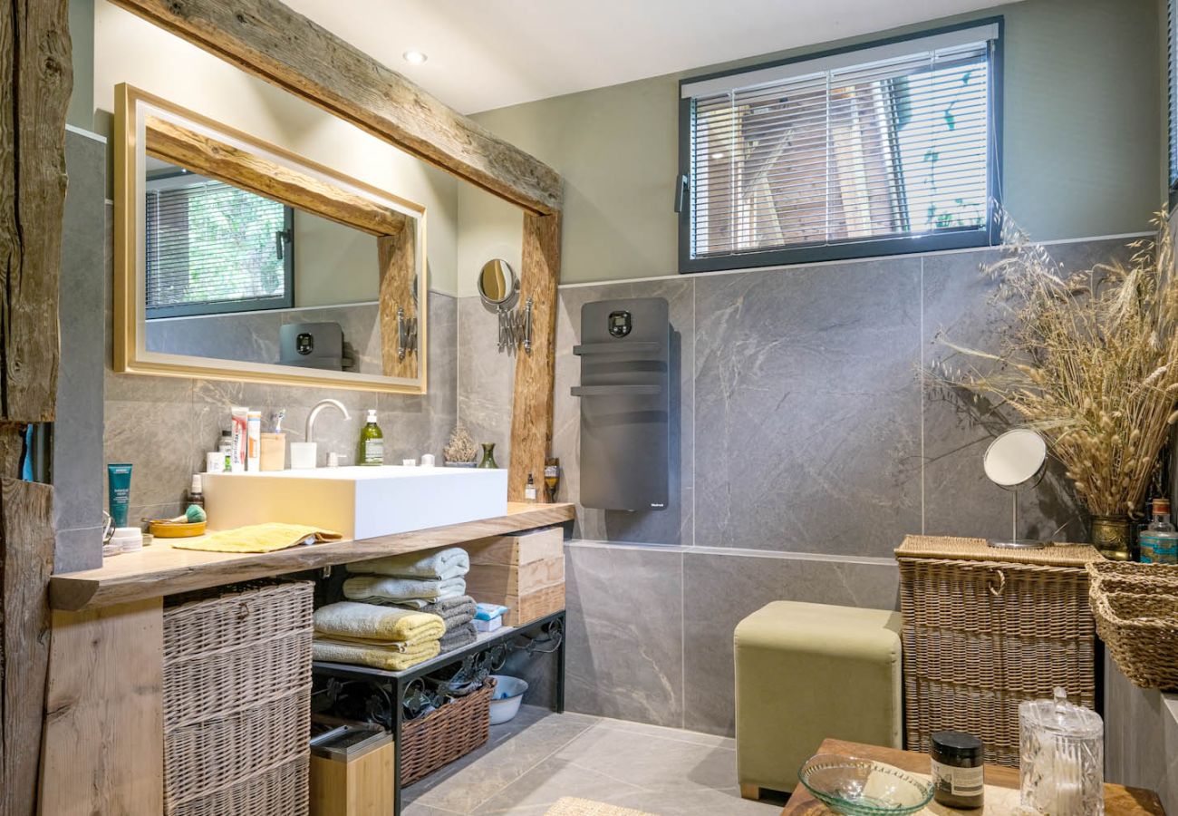 Chalet in Servoz - Le Mont, Calm Retreat 10 mins to Chamonix. Chamonix Holidays