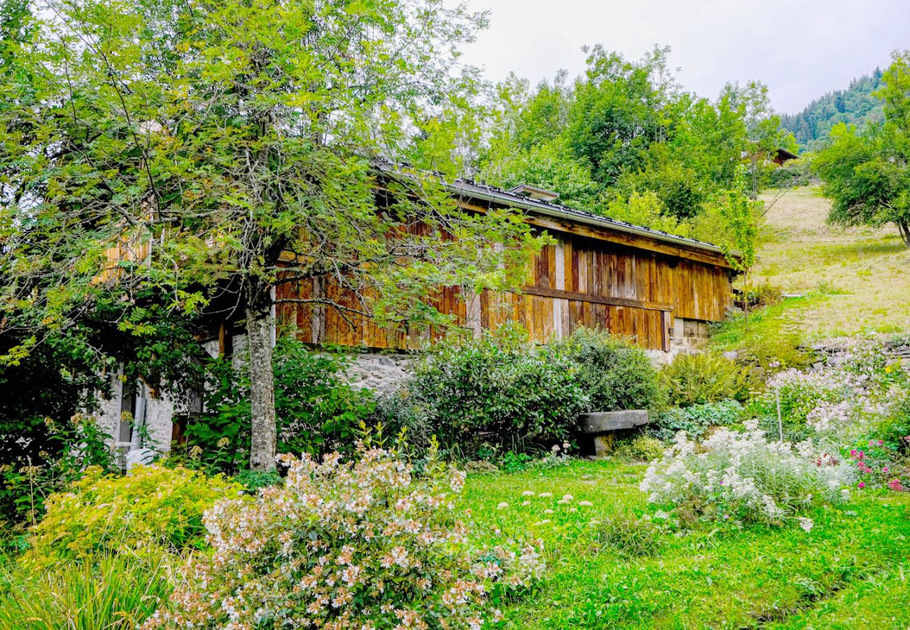 Chalet in Servoz - Le Mont, Calm Retreat 10 mins to Chamonix. Chamonix Holidays
