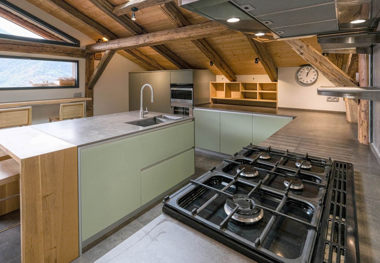 Chalet in Servoz - Le Mont, Calm Retreat 10 mins to Chamonix. Chamonix Holidays