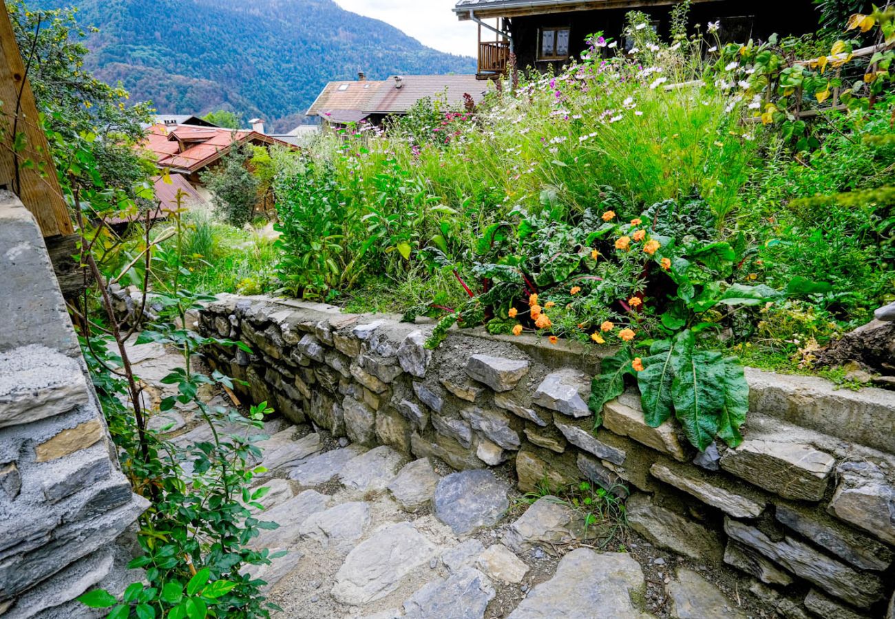 Chalet in Servoz - Le Mont, Calm Retreat 10 mins to Chamonix. Chamonix Holidays