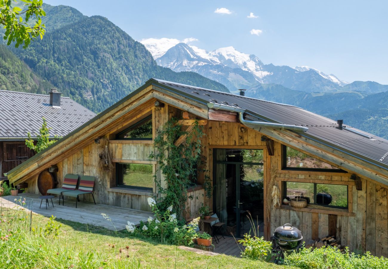 Chalet in Servoz - Le Mont, Calm Retreat 10 mins to Chamonix. Chamonix Holidays