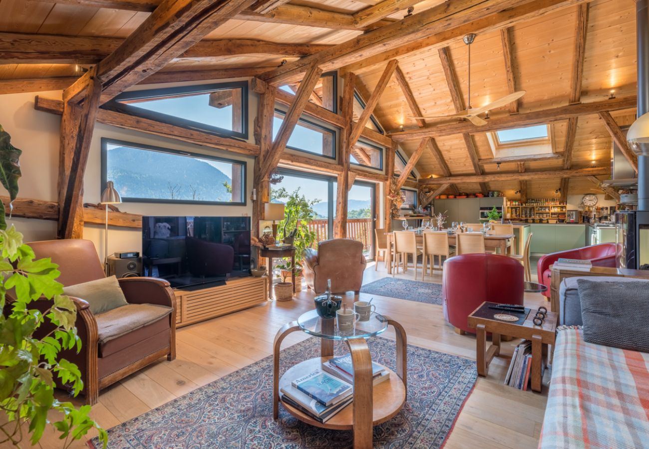 Chalet in Servoz - Le Mont, Calm Retreat 10 mins to Chamonix. Chamonix Holidays