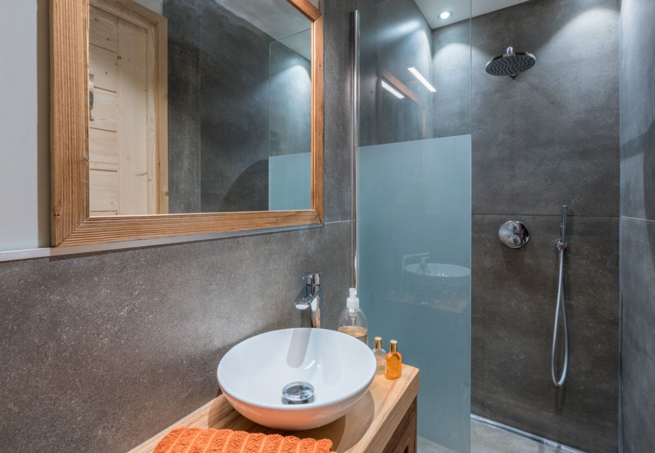 Chalet in Servoz - Le Mont, Calm Retreat 10 mins to Chamonix. Chamonix Holidays