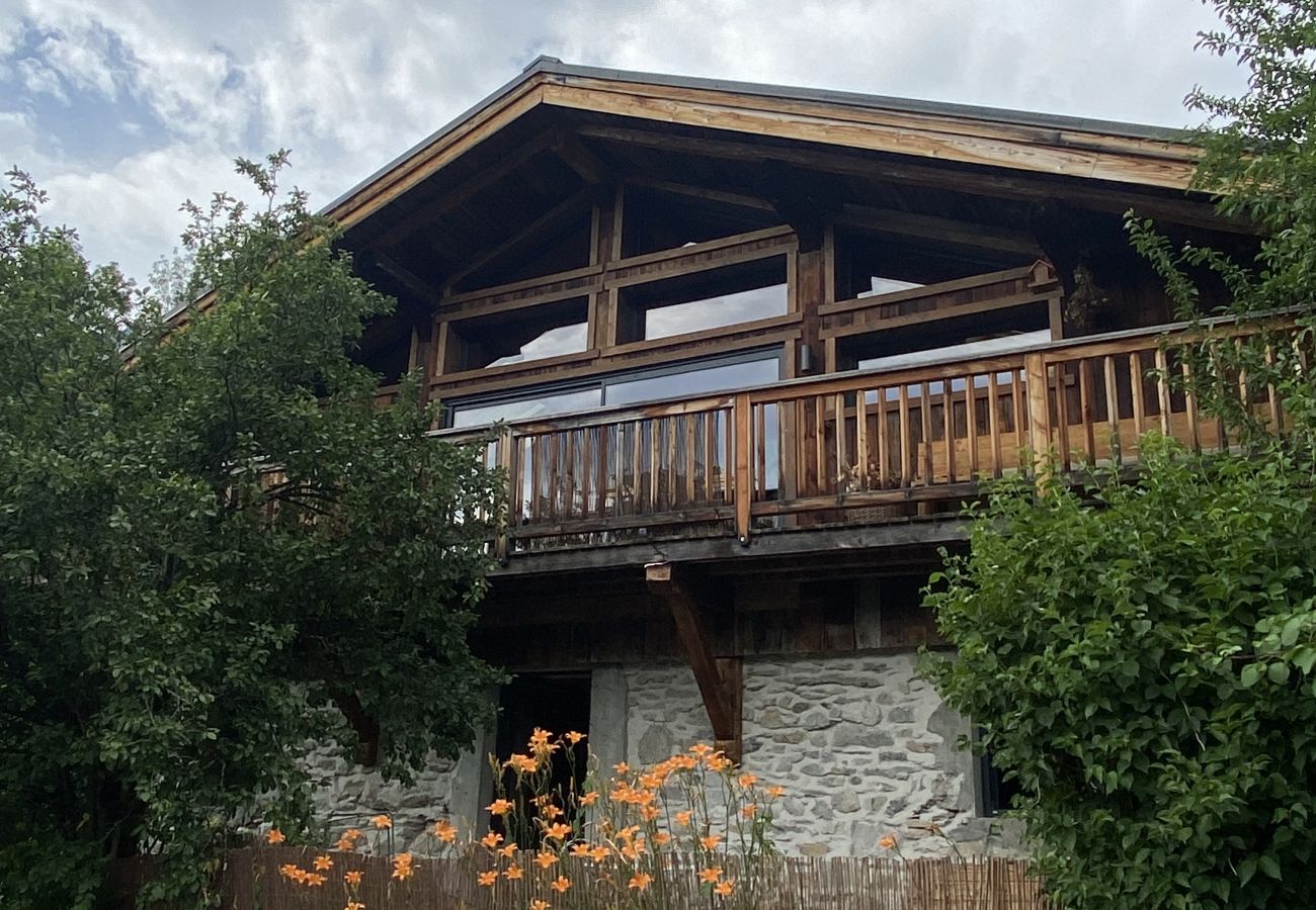 Chalet in Servoz - Le Mont, Calm Retreat 10 mins to Chamonix. Chamonix Holidays