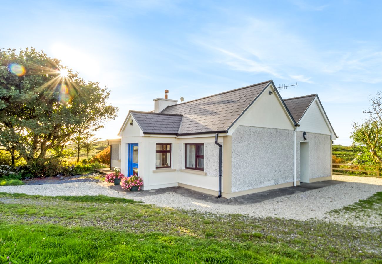 House in Ballyconneely - Flaherty Cottage, Cosy relaxing cottage with views