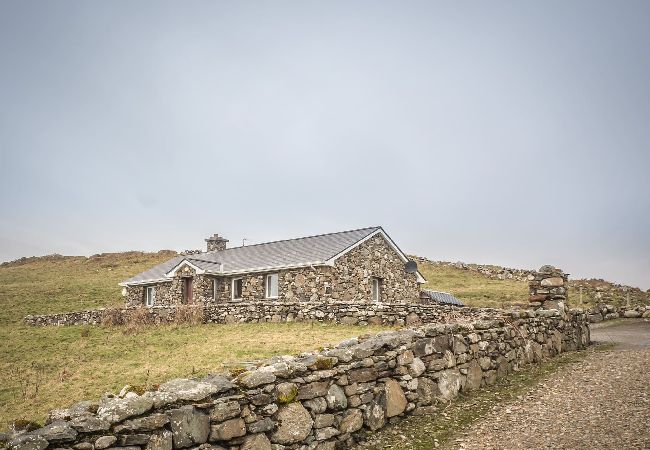 House in Clifden - Errislannan Stone Cottage offers plenty of space and fabulous views.  House in Clifden - Errislannan Stone Cottage offers plenty of space and fabulous views.