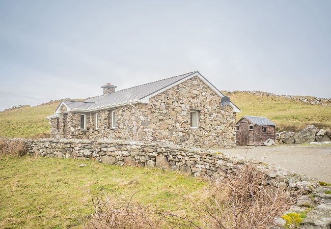 House in Clifden - Errislannan Stone Cottage offers plenty of space and fabulous views.  House in Clifden - Errislannan Stone Cottage offers plenty of space and fabulous views.