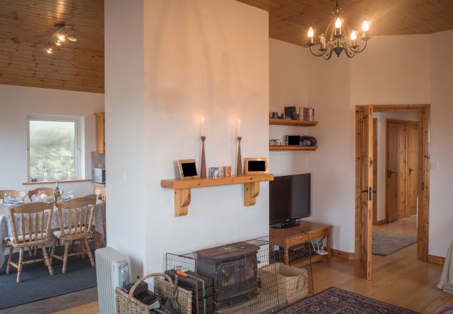 House in Clifden - Errislannan Stone Cottage offers plenty of space and fabulous views.  House in Clifden - Errislannan Stone Cottage offers plenty of space and fabulous views.