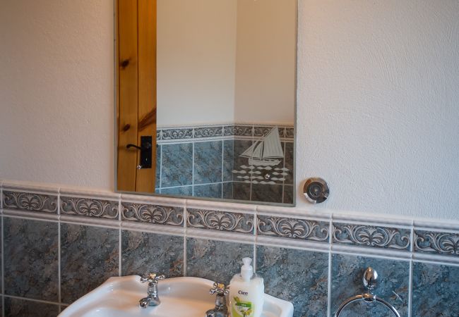 House in Clifden - Errislannan Stone Cottage offers plenty of space and fabulous views.  House in Clifden - Errislannan Stone Cottage offers plenty of space and fabulous views.