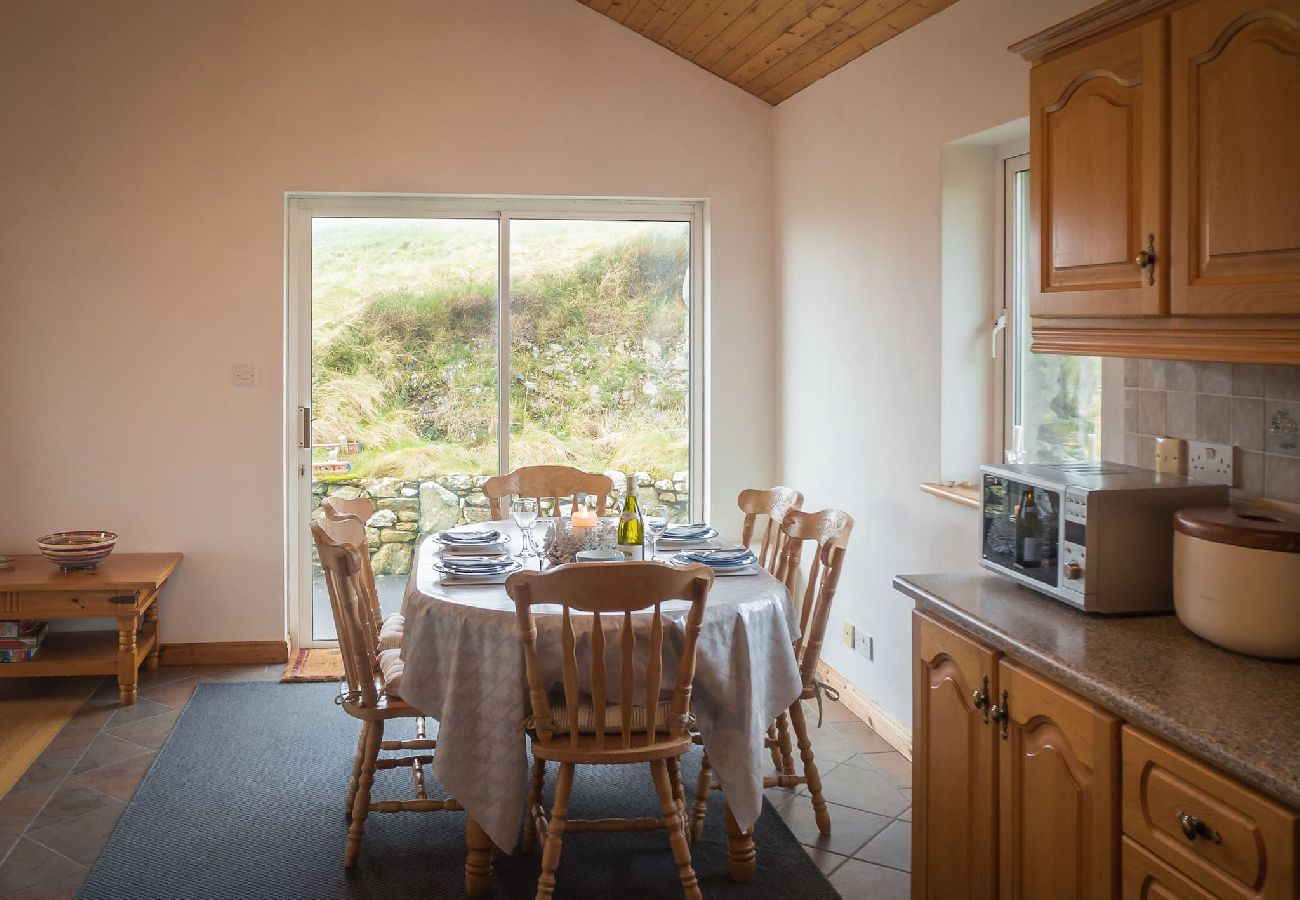 House in Clifden - Errislannan Stone Cottage offers plenty of space and fabulous views. 