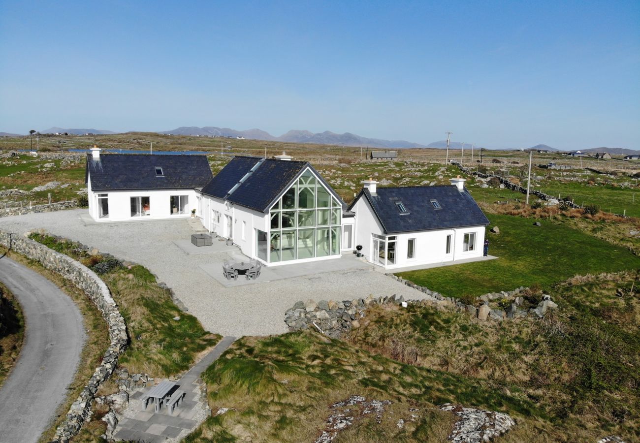 House in Ballyconneely - Doleen Quay House is a luxurious beach holiday home 