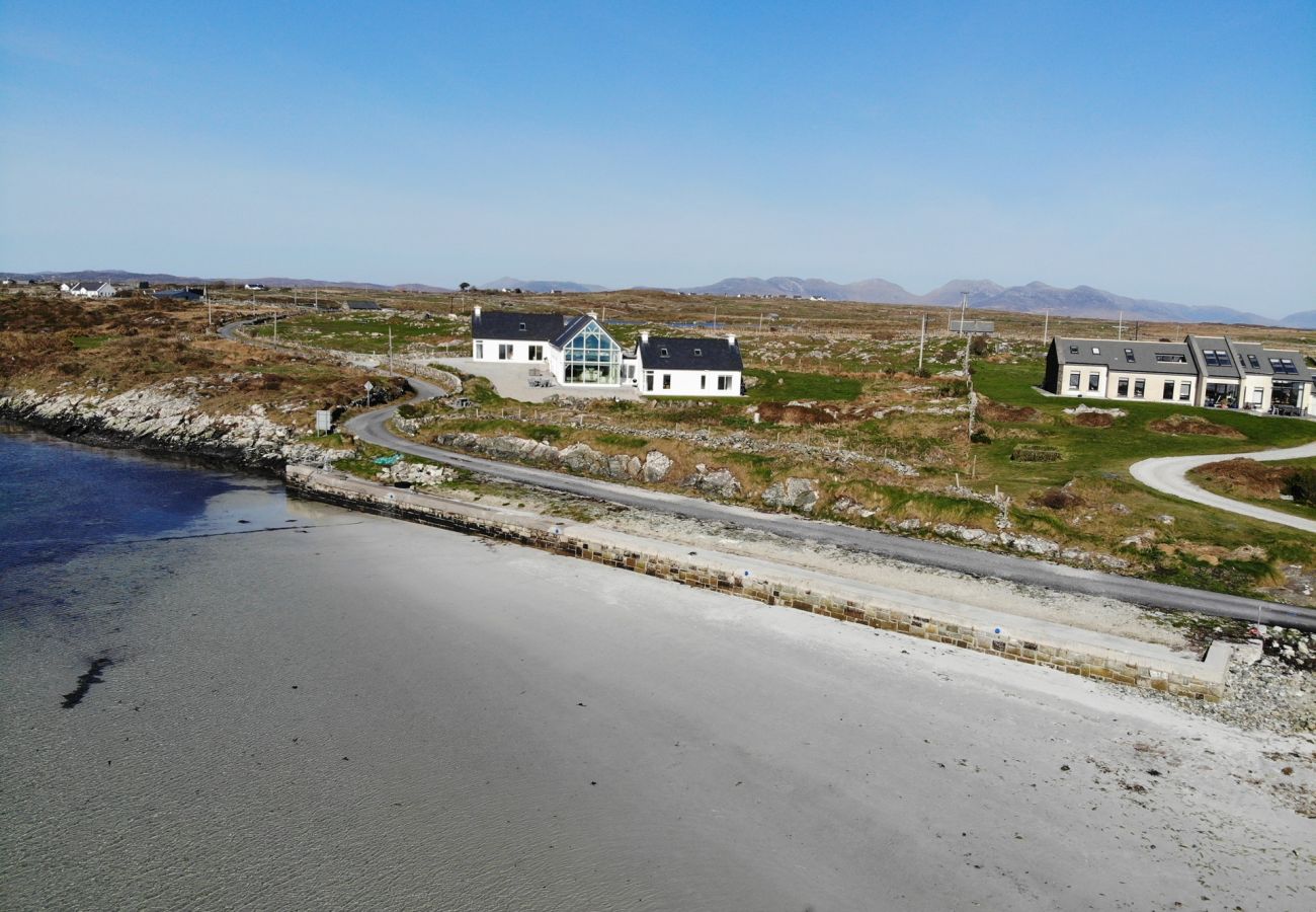House in Ballyconneely - Doleen Quay House is a luxurious beach holiday home 