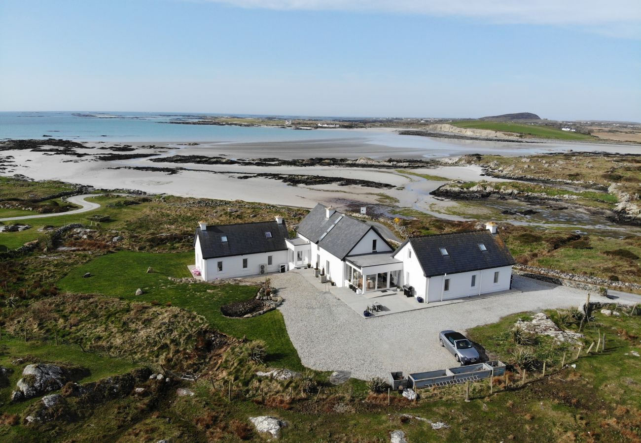 House in Ballyconneely - Doleen Quay House is a luxurious beach holiday home 