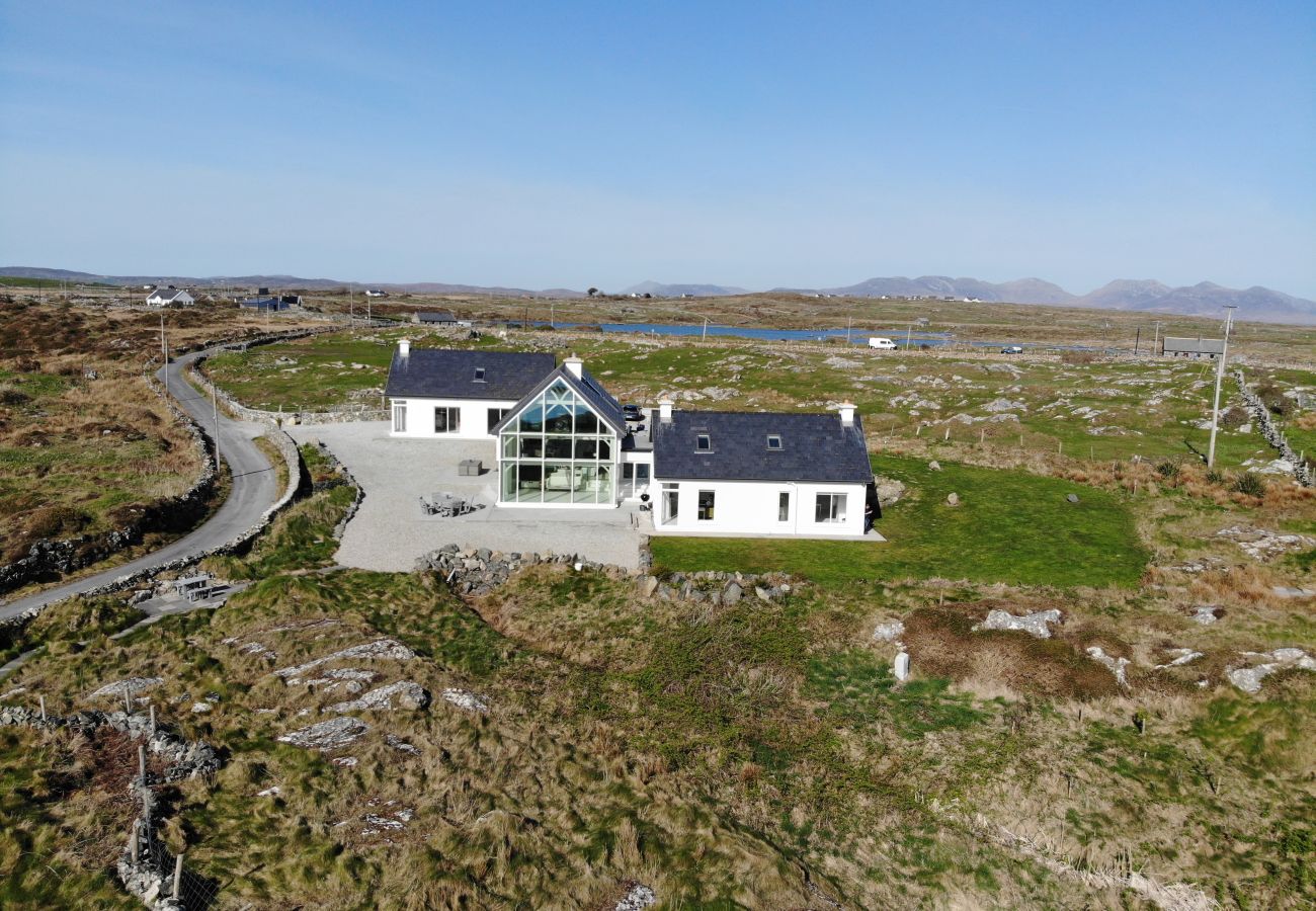 House in Ballyconneely - Doleen Quay House is a luxurious beach holiday home 