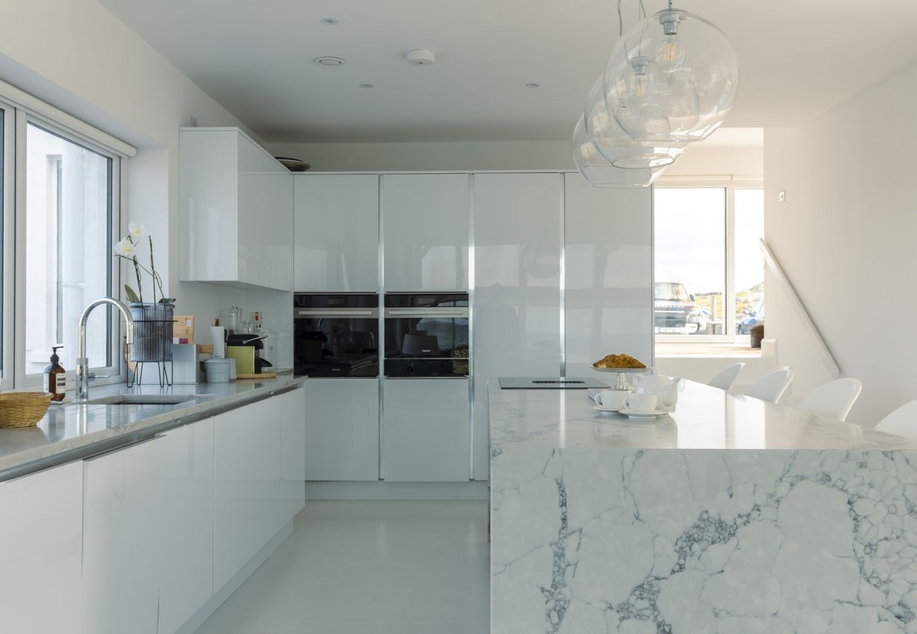 House in Ballyconneely - Doleen Quay House is a luxurious beach holiday home 