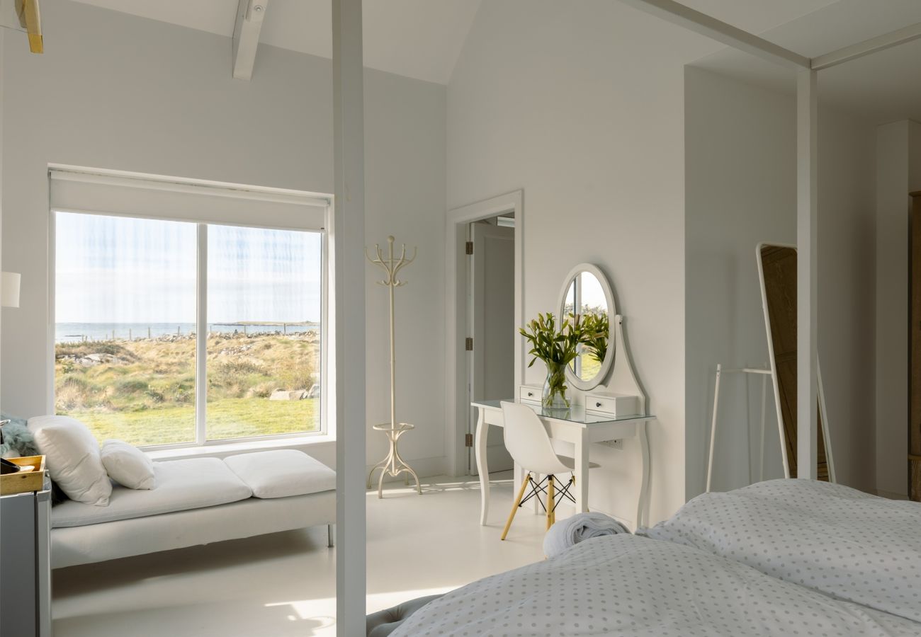 House in Ballyconneely - Doleen Quay House is a luxurious beach holiday home 