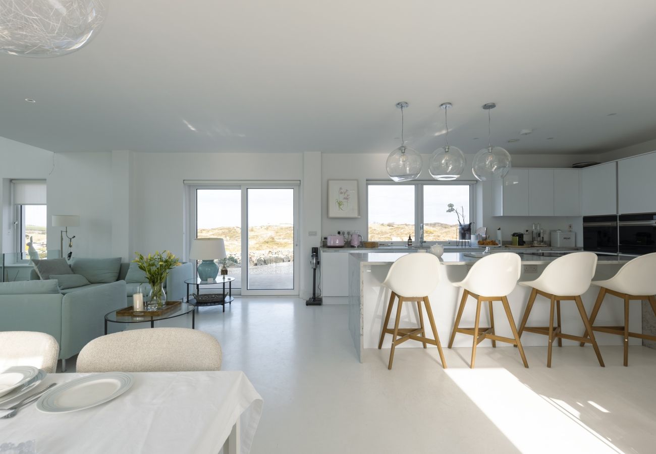 House in Ballyconneely - Doleen Quay House is a luxurious beach holiday home 