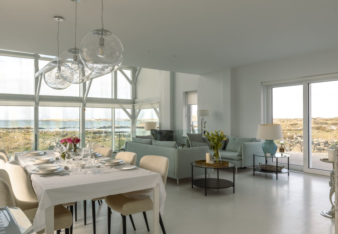 House in Ballyconneely - Doleen Quay House is a luxurious beach holiday home 