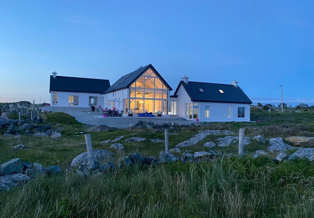 House in Ballyconneely - Doleen Quay House is a luxurious beach holiday home 