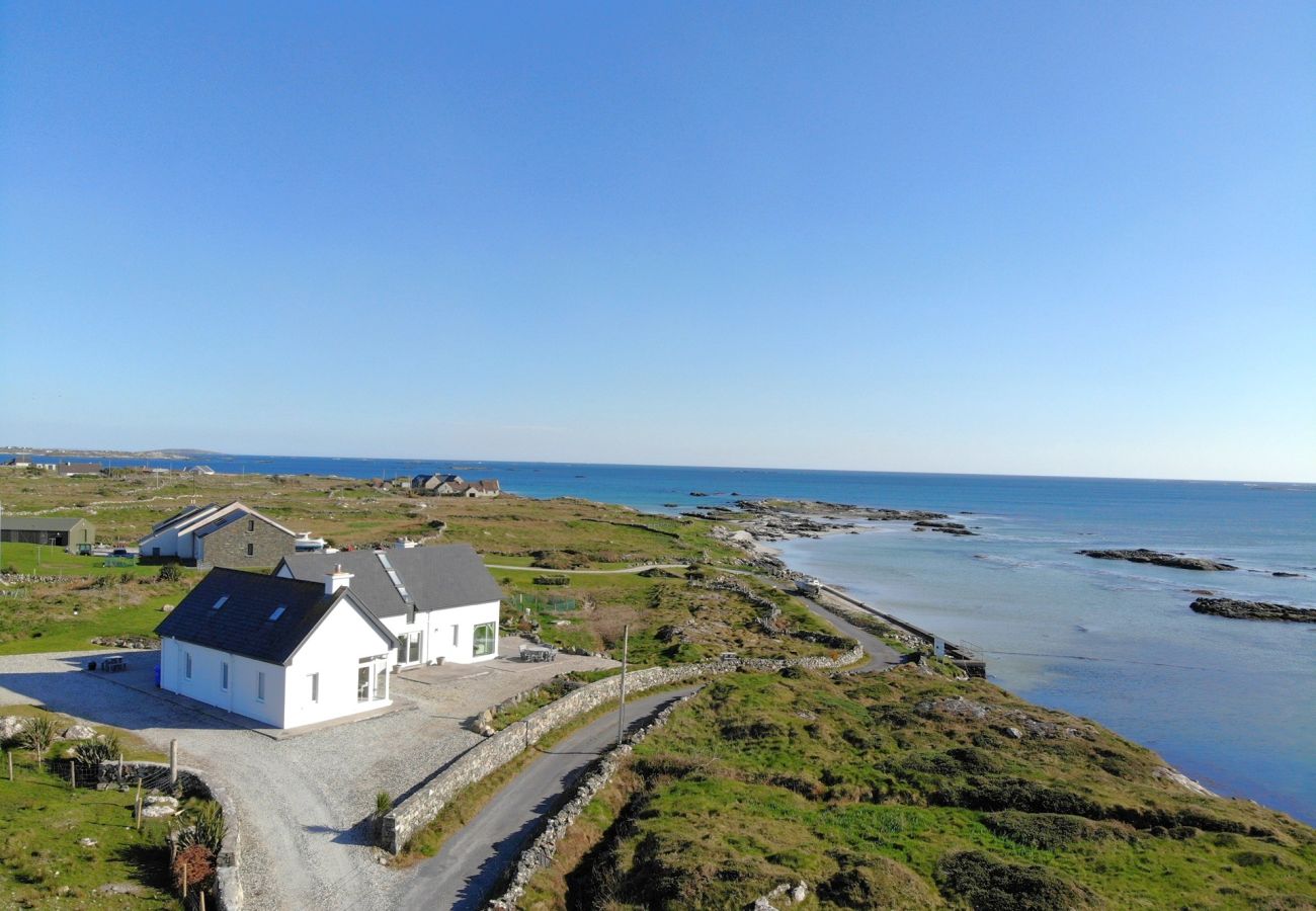 House in Ballyconneely - Doleen Quay House is a luxurious beach holiday home 