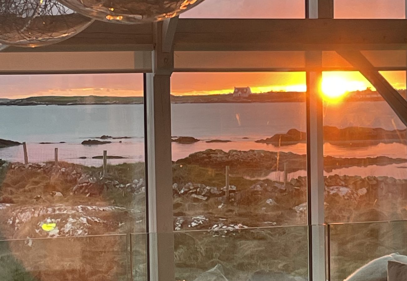 House in Ballyconneely - Doleen Quay House is a luxurious beach holiday home 