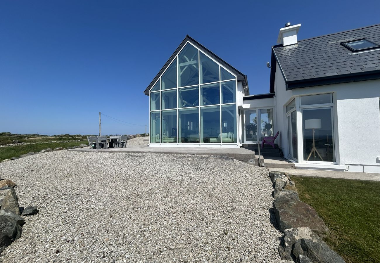 House in Ballyconneely - Doleen Quay House is a luxurious beach holiday home 
