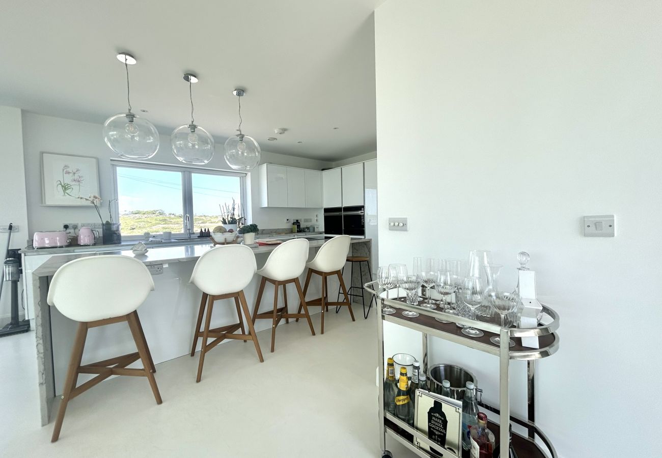 House in Ballyconneely - Doleen Quay House is a luxurious beach holiday home 