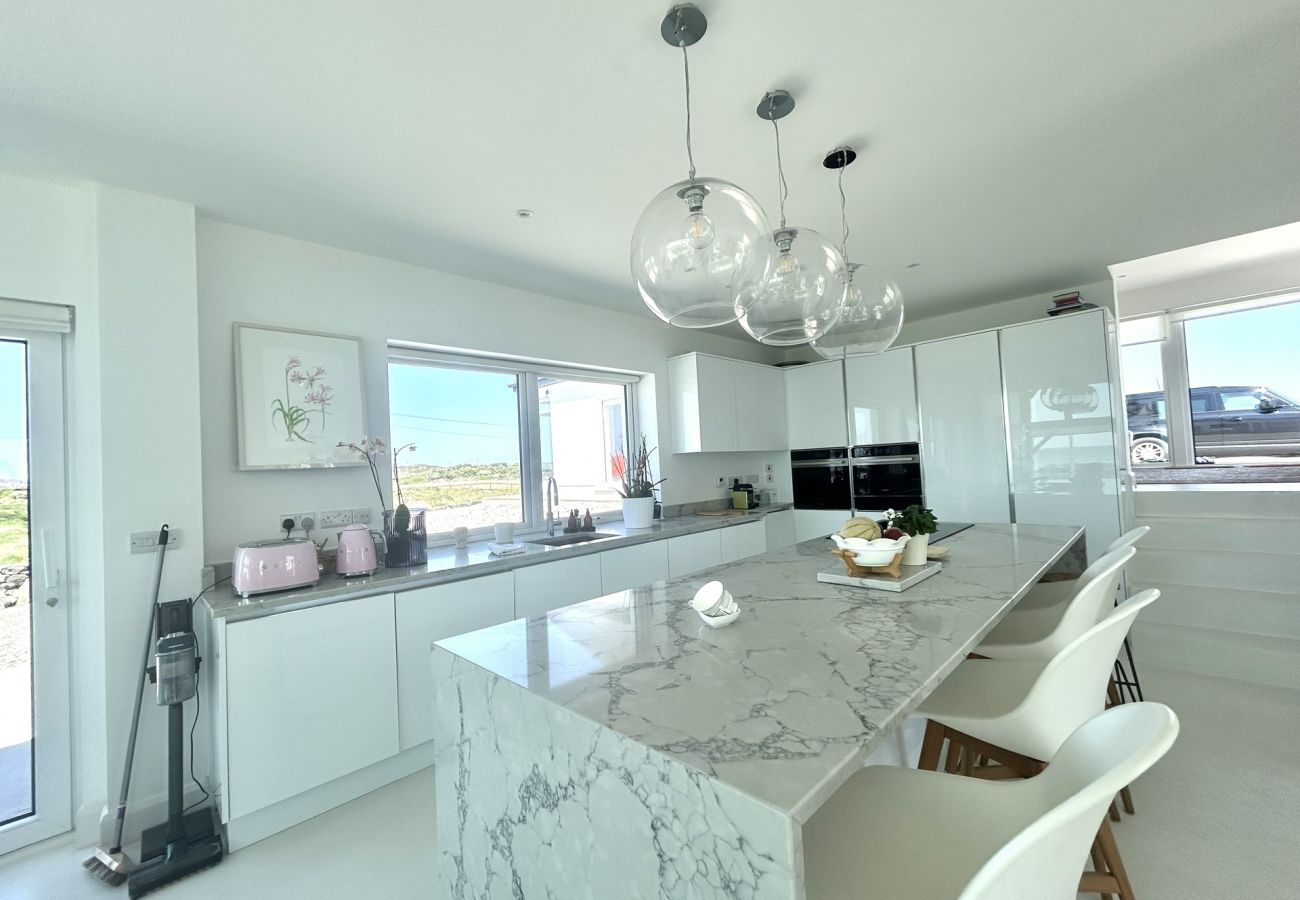 House in Ballyconneely - Doleen Quay House is a luxurious beach holiday home 