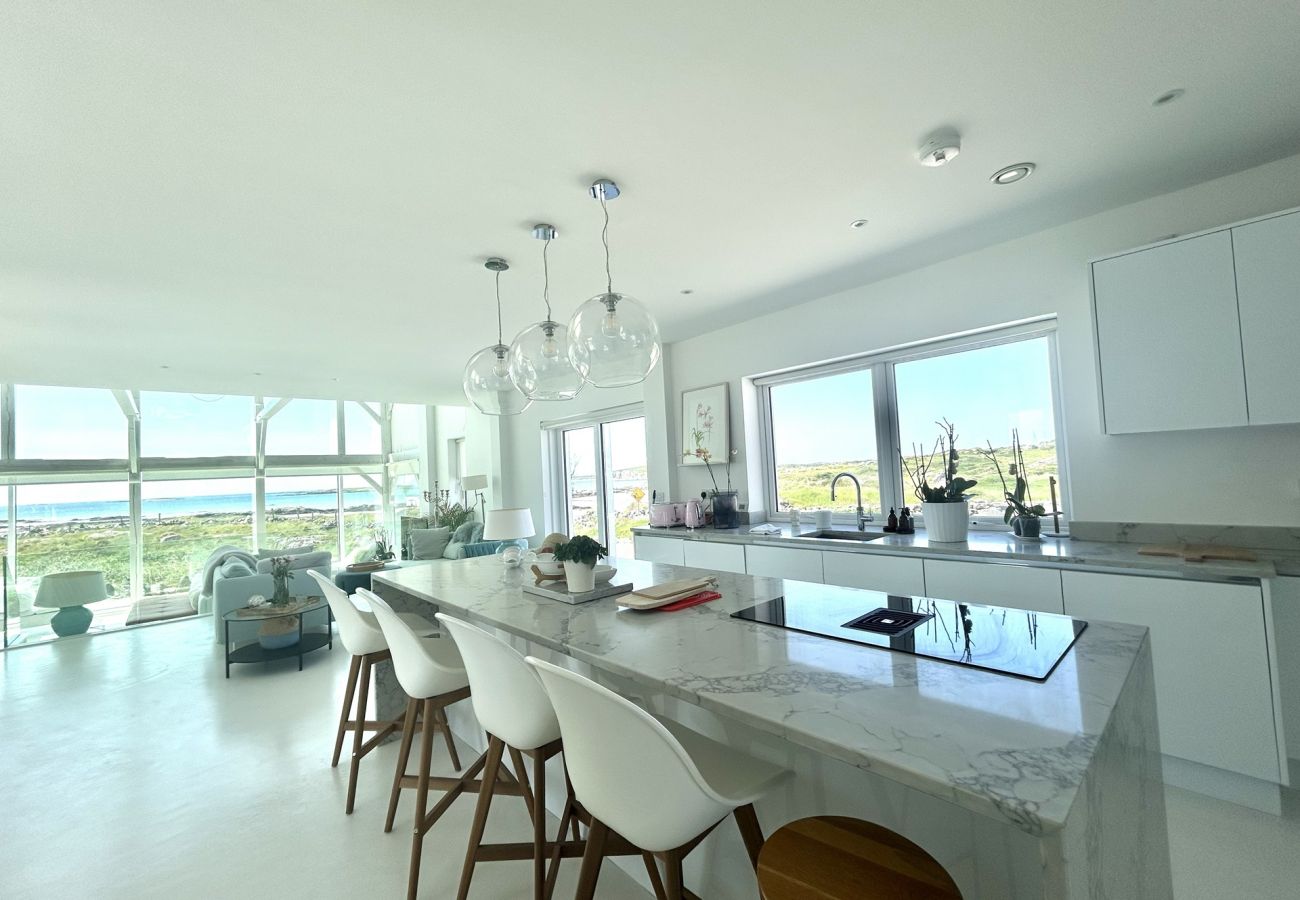 House in Ballyconneely - Doleen Quay House is a luxurious beach holiday home 