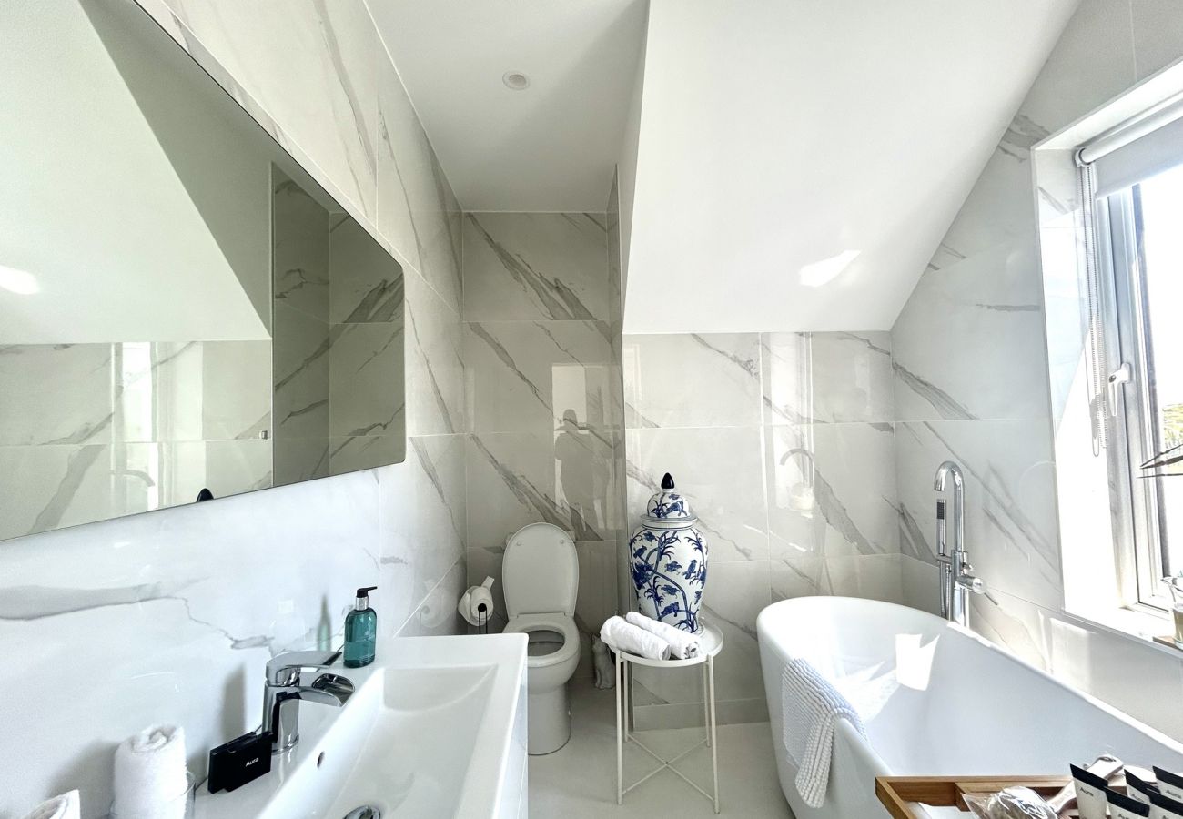 House in Ballyconneely - Doleen Quay House is a luxurious beach holiday home 
