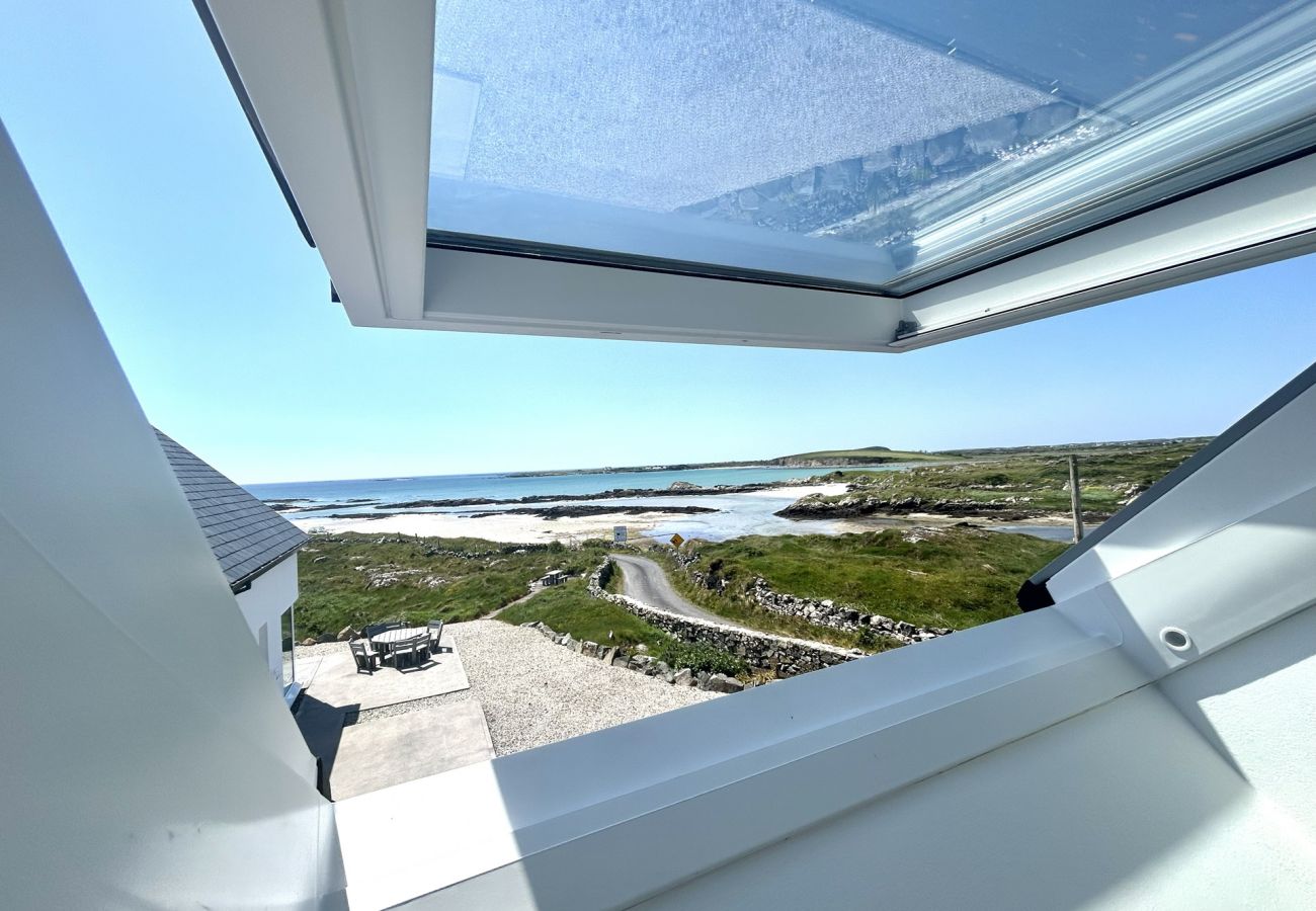 House in Ballyconneely - Doleen Quay House is a luxurious beach holiday home 