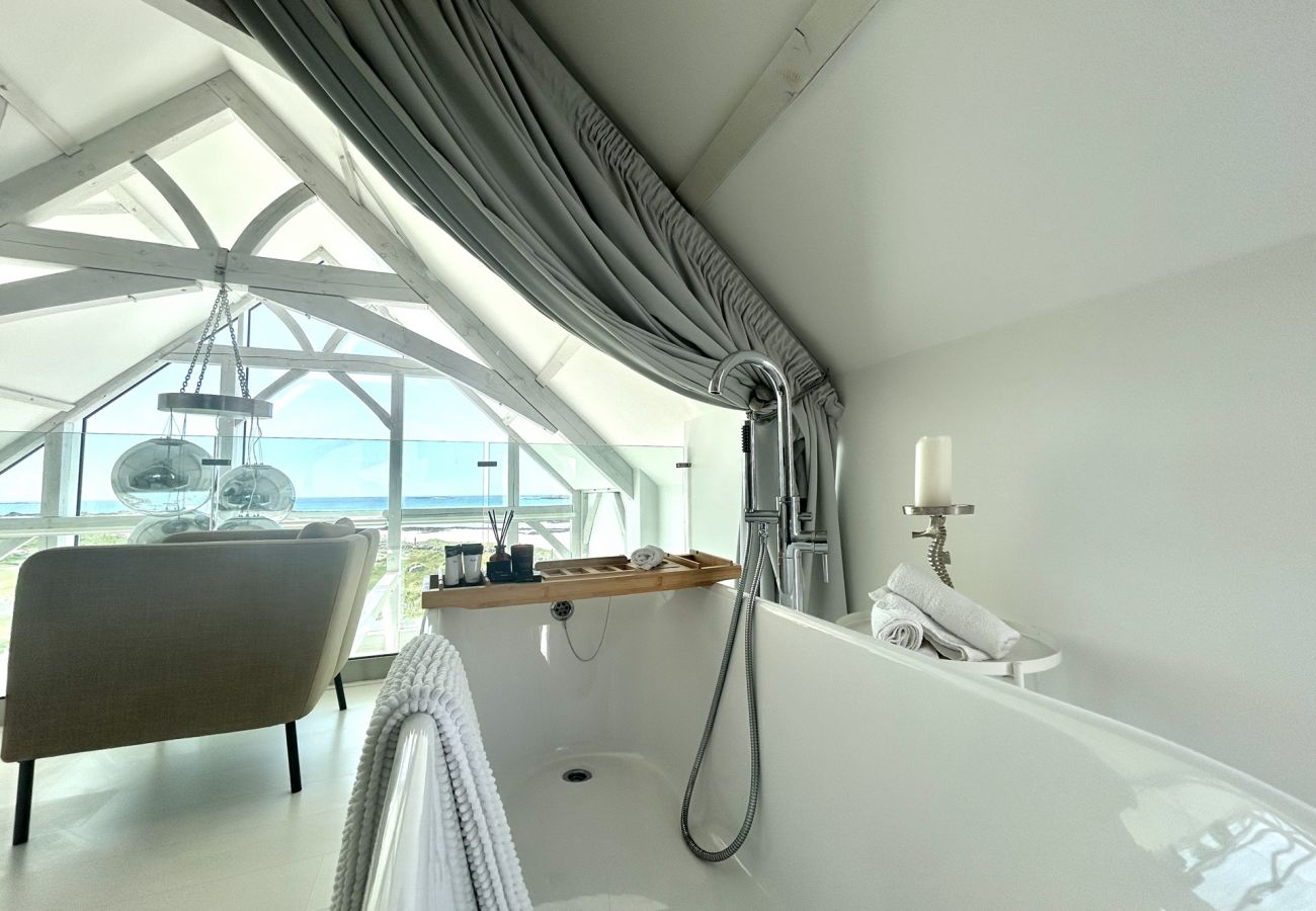 House in Ballyconneely - Doleen Quay House is a luxurious beach holiday home 