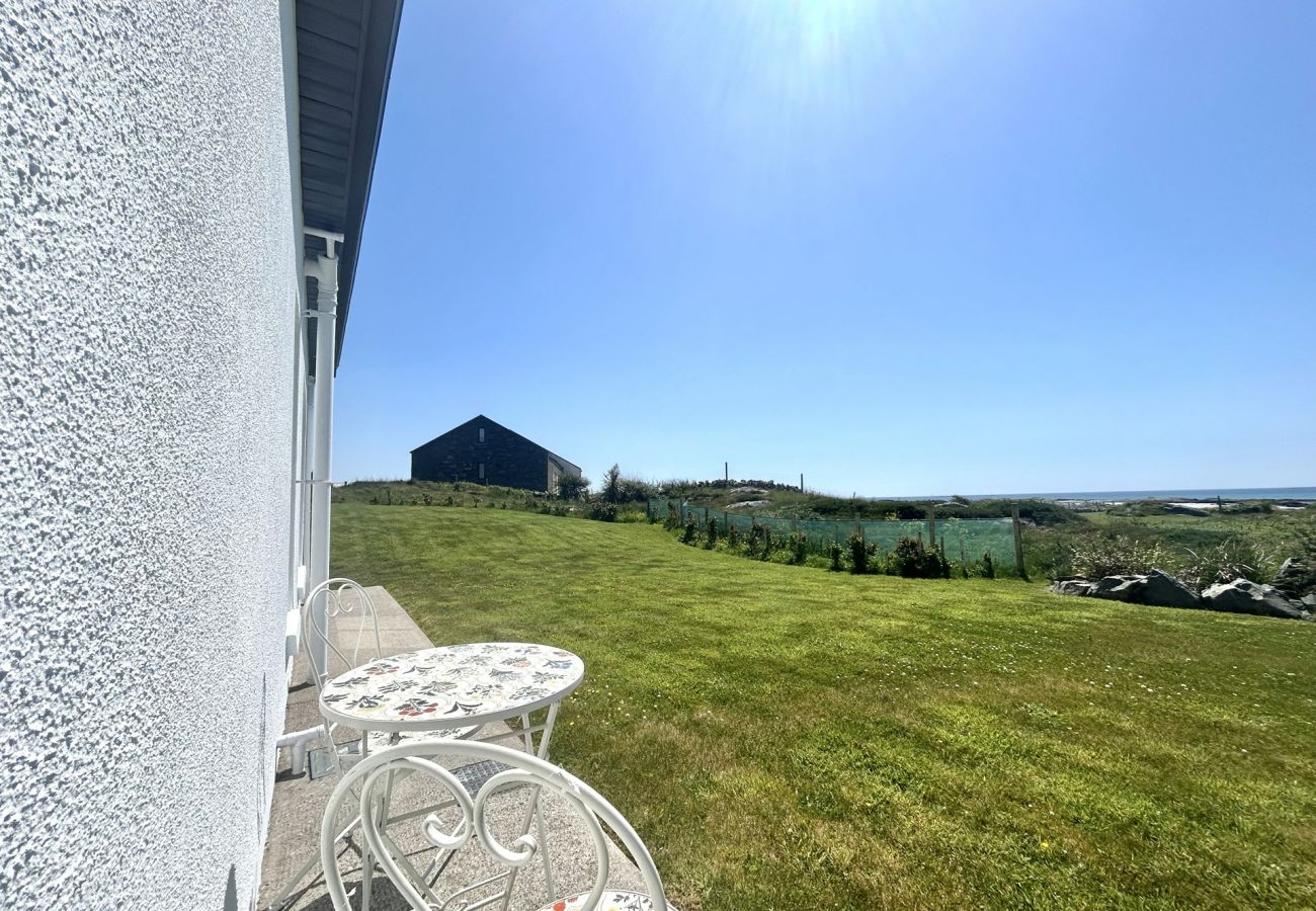 House in Ballyconneely - Doleen Quay House is a luxurious beach holiday home 