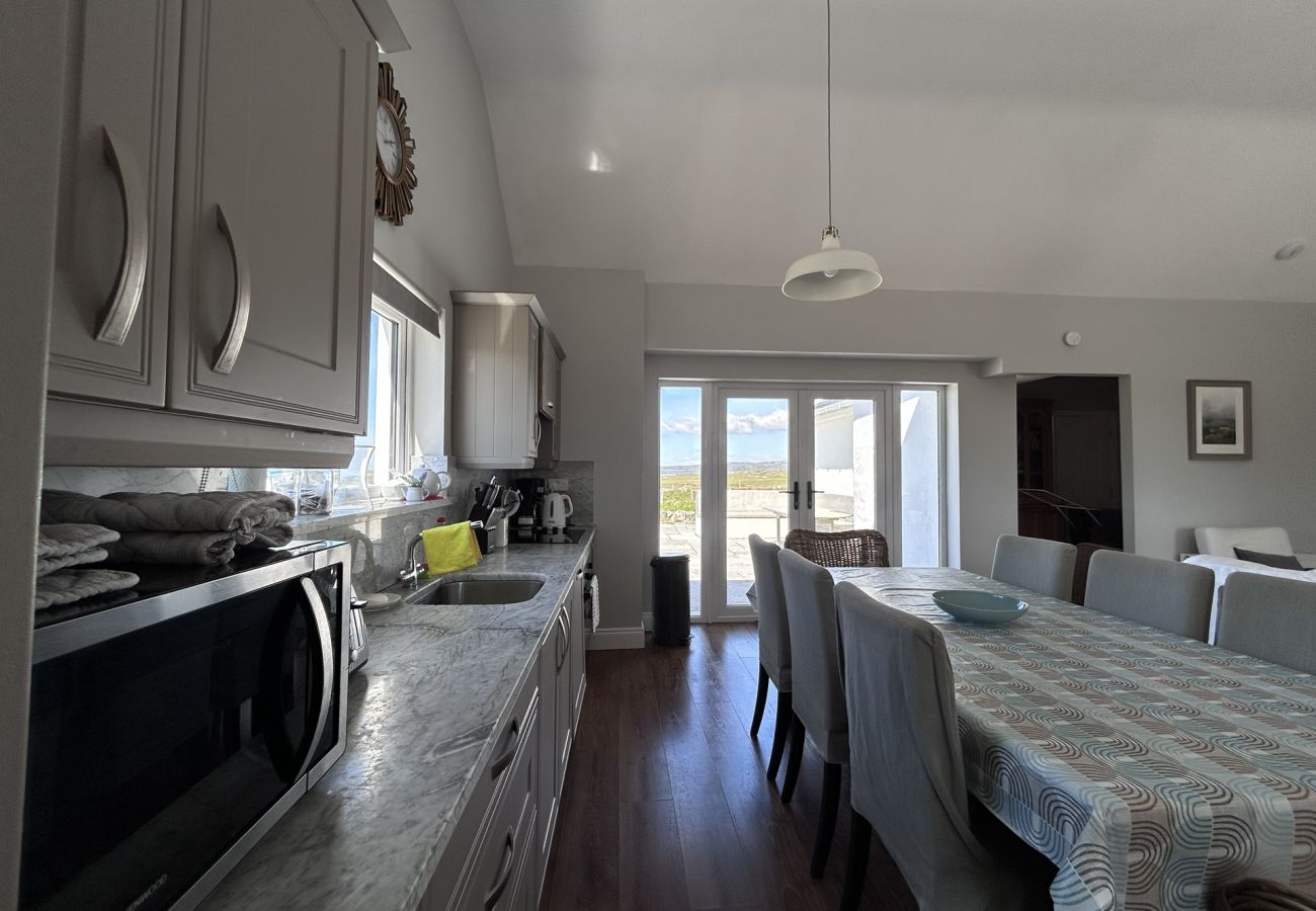 House in Ballyconneely - Paddy Carroll's Cottage where one can relax unwind
