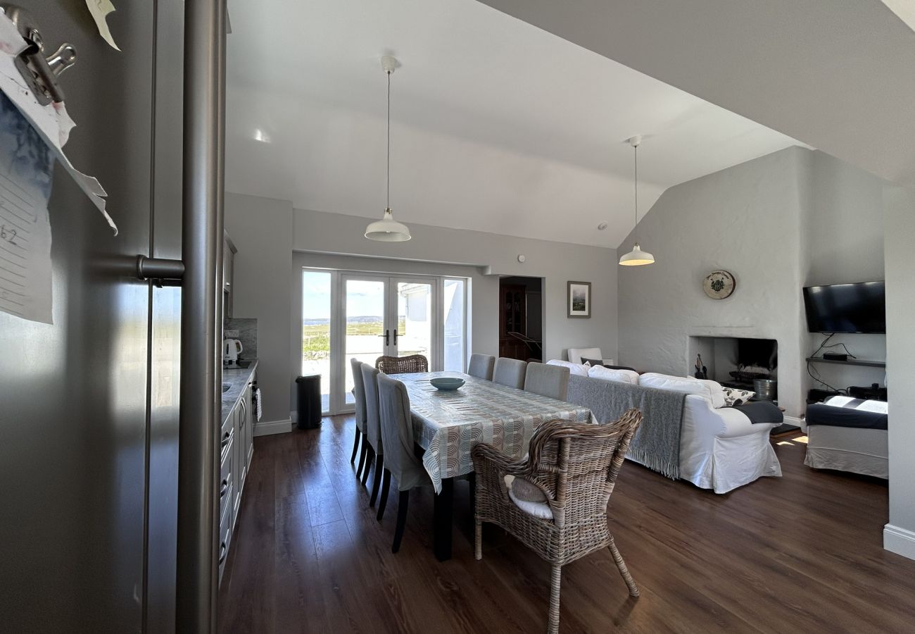 House in Ballyconneely - Paddy Carroll's Cottage where one can relax unwind