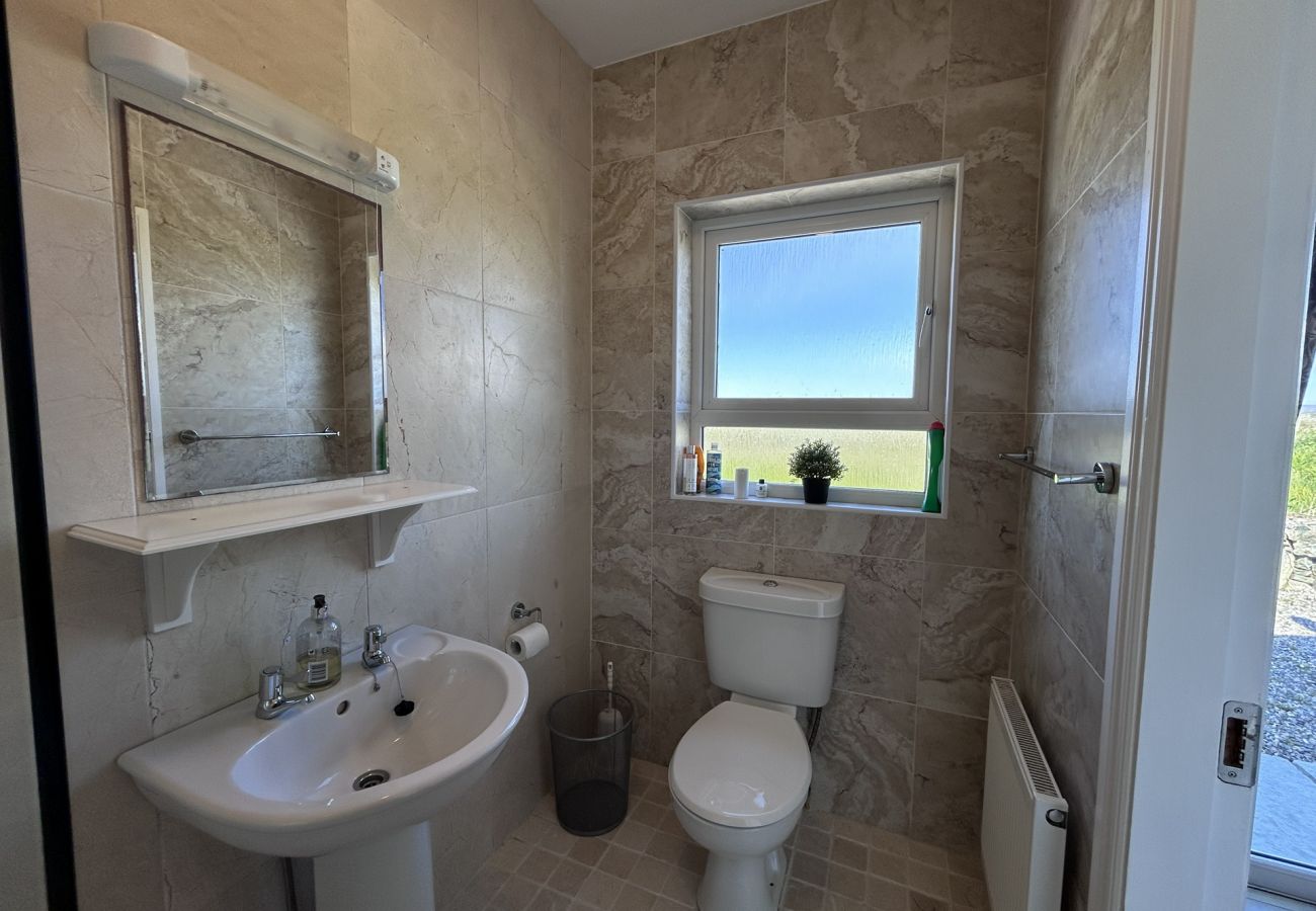 House in Ballyconneely - Paddy Carroll's Cottage where one can relax unwind