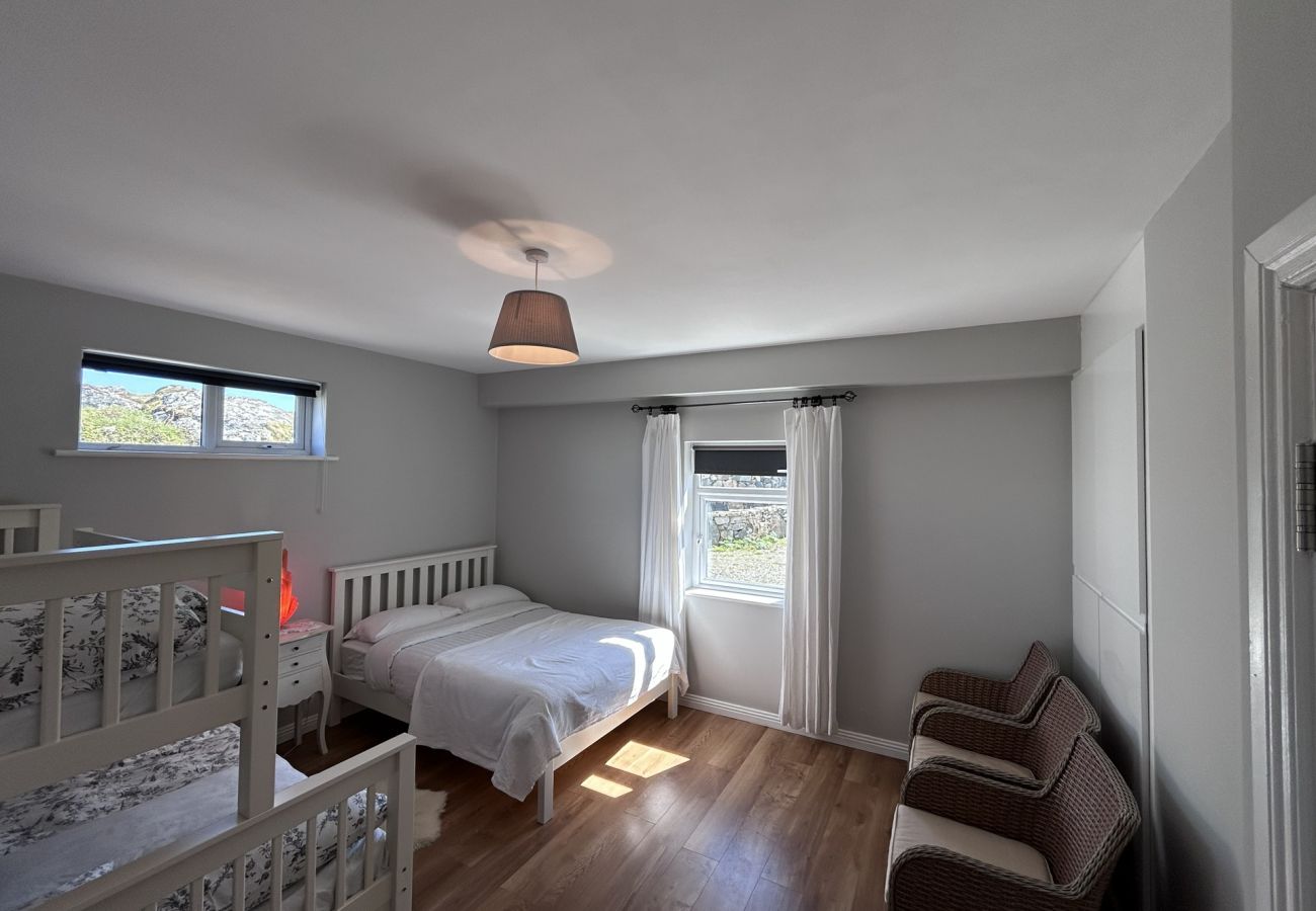 House in Ballyconneely - Paddy Carroll's Cottage where one can relax unwind