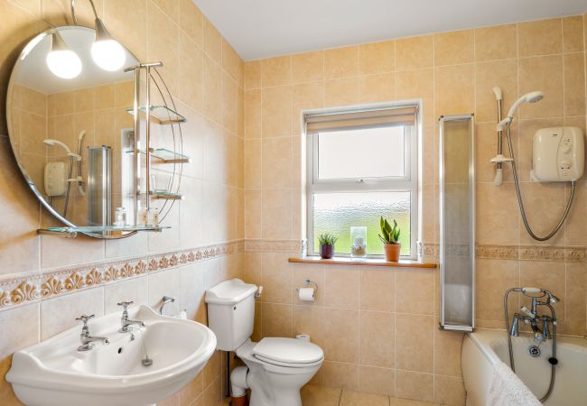 Cottage in Roundstone - Campbell's Cottage - Picturesque and Peaceful Cottage in Roundstone - Campbell's Cottage - Picturesque and Peaceful