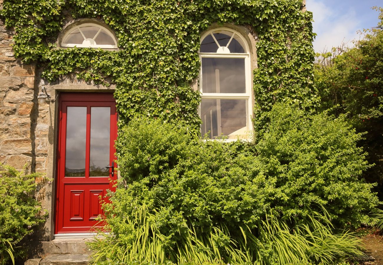House in Clifden - The Old School House, Clifden - Full of Charm