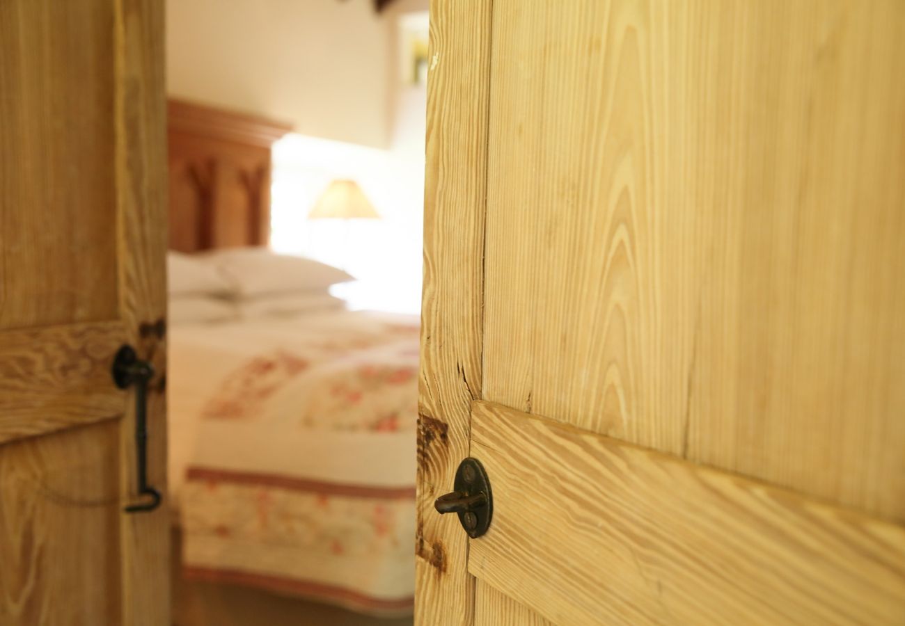 House in Clifden - The Old School House, Clifden - Full of Charm