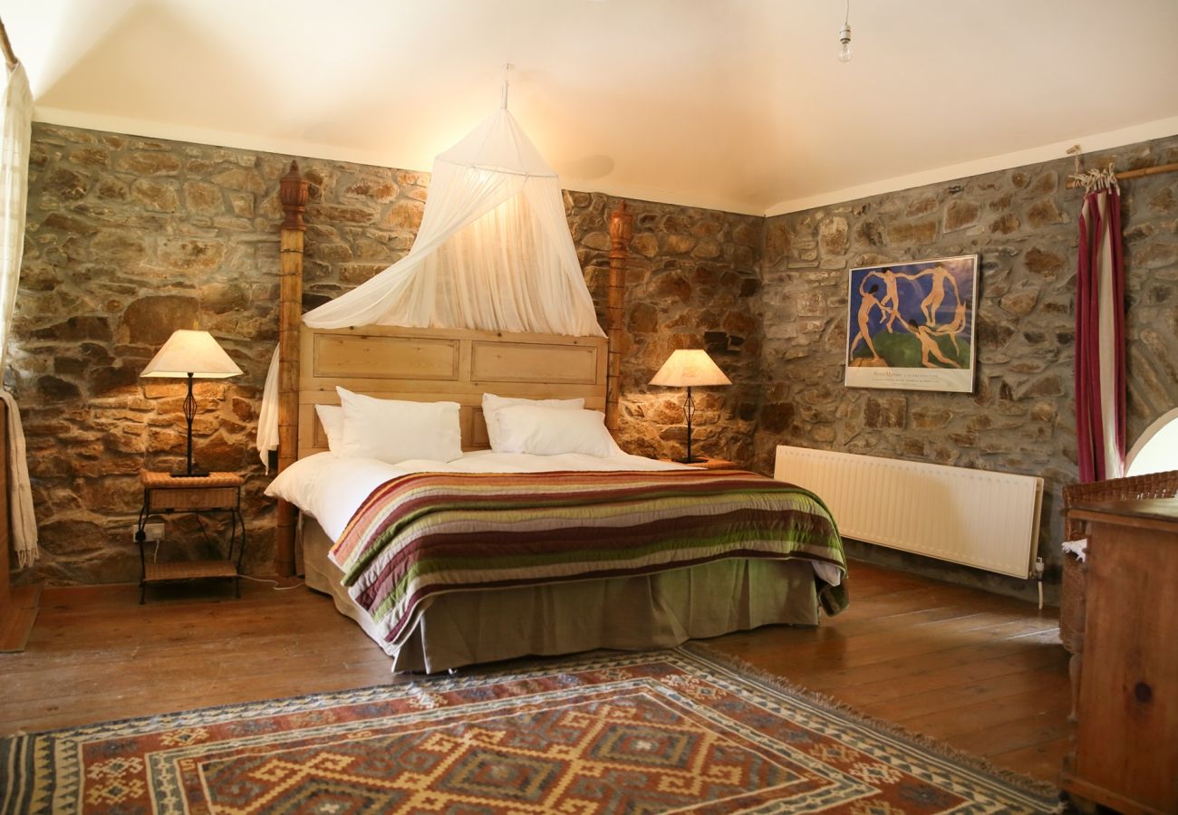 House in Clifden - The Old School House, Clifden - Full of Charm