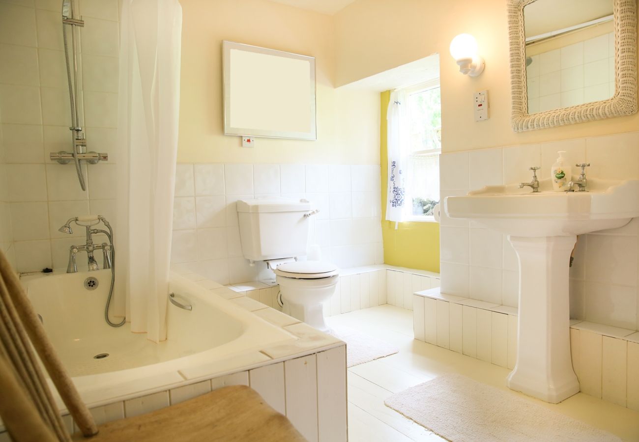 House in Clifden - The Old School House, Clifden - Full of Charm