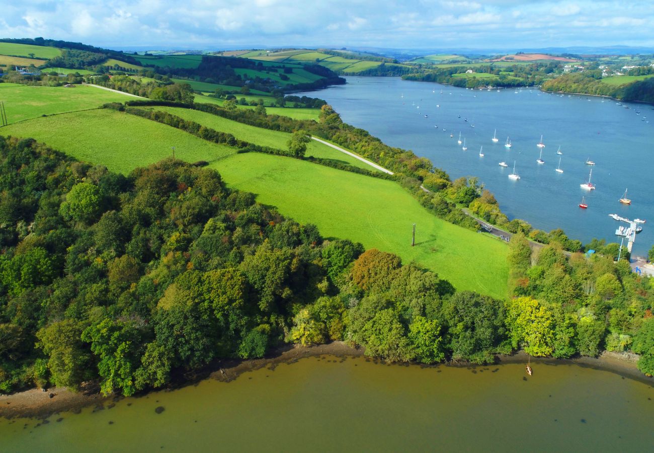 Cabin in Dittisham - Water Edge Boathouse on the River Dart