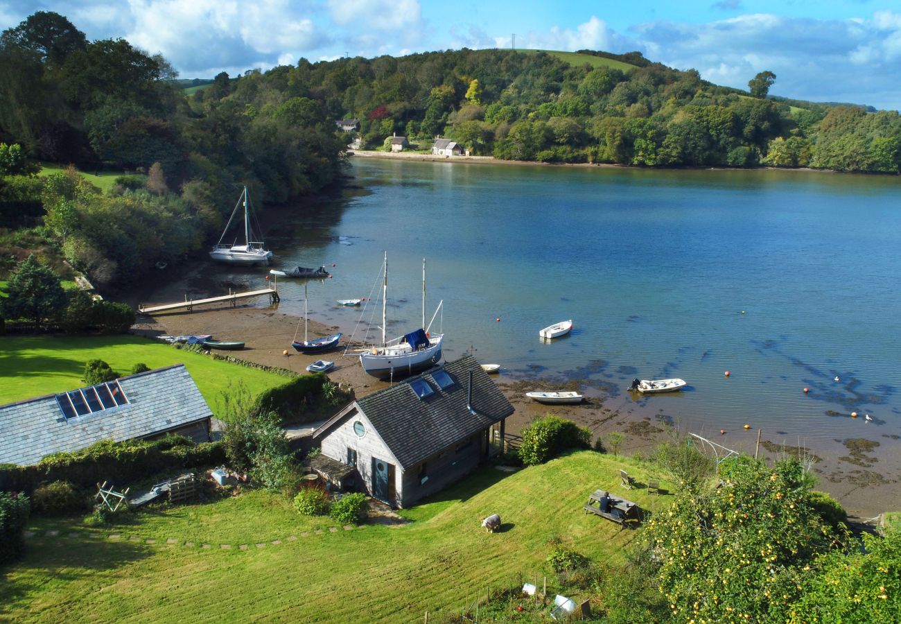 Cabin in Dittisham - Water Edge Boathouse on the River Dart